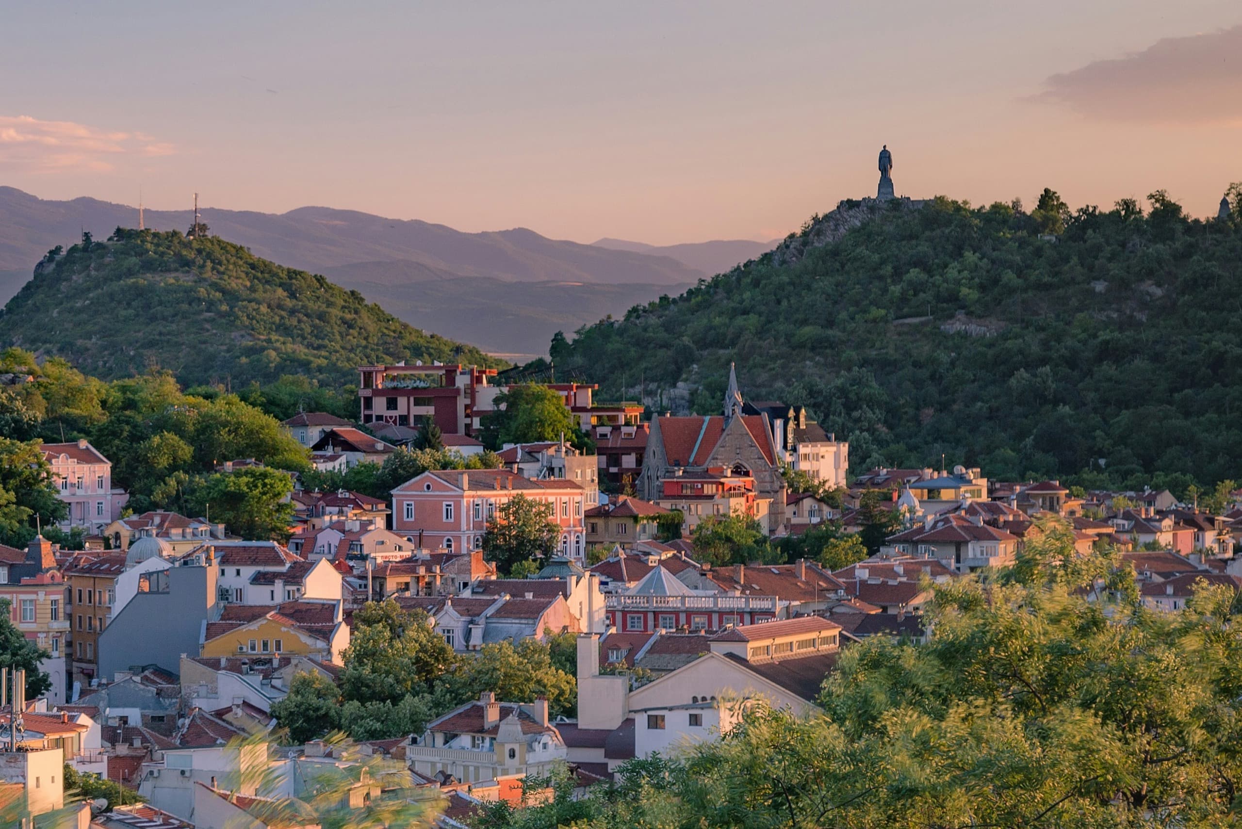 Les collines et les toits de Plovdiv au coucher du soleil